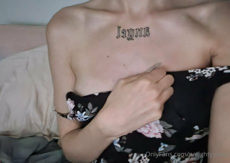 naughtyynavii 最高のスター 写真