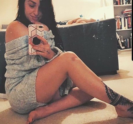 細くて小さなおっぱいオンリーファンズ セクシー裸 画像