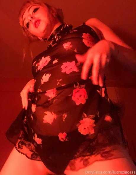 lucreziaossa ホットなポルノスター 写真