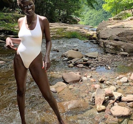 Khoudia Diop セクシーなスター 写真