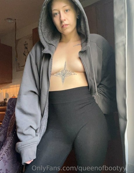 queenofbootyy ポルノスター 素敵 画像