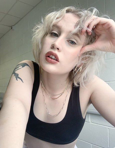 Lizzy Farrall ポルノスター ヌード ギャラリー