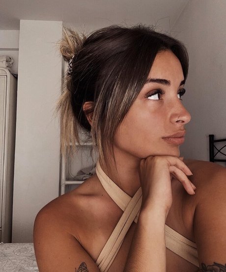 垂れ乳オンリーファンズ ポルノ 画像