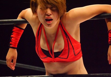 曲線美のラテン系オンリーファンズ セクシーヌード 写真