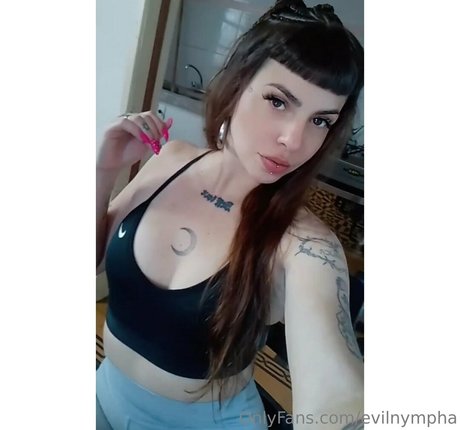 evilnympha 裸の女優 写真