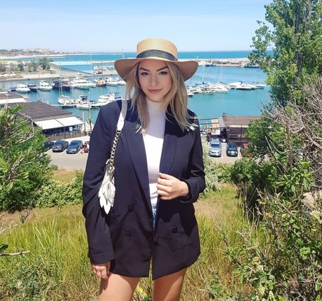 Andreea Ungur ヌードのポルノスター 写真