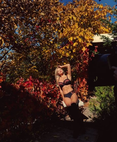 Andreea Ungur ポルノスター アート ギャラリー