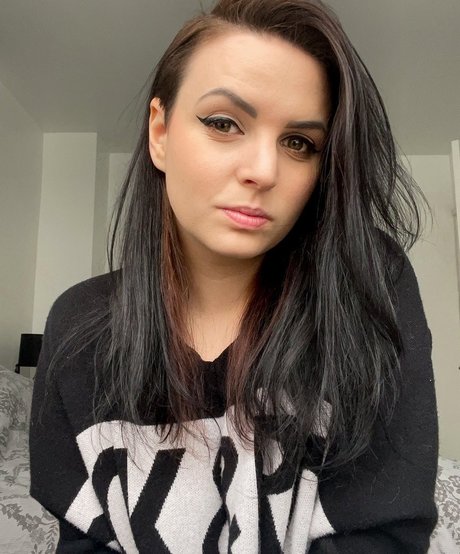 Emma Blackery アートモデル 写真