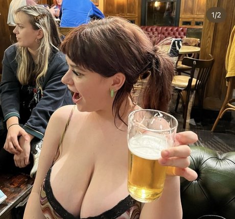 オンリーファンズを舐める ヌード 写真