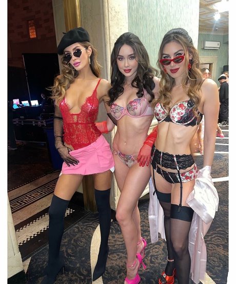 エモヌードオンリーファンズ パーフェクト 写真