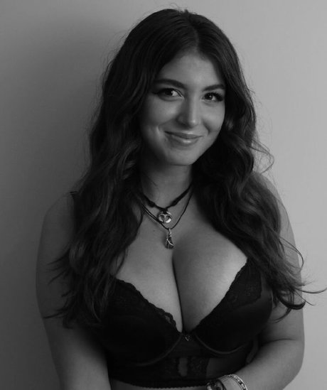 BustyBri ポルノスター 美しい 写真