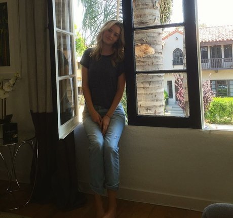 Virginia Gardner スター xxx 写真