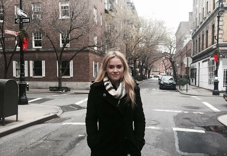 Virginia Gardner 女優 写真