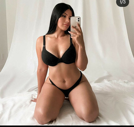 アジア人チアリーダー オンリーファンズ 素敵 写真