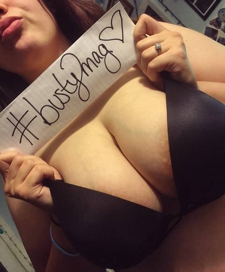 Busty Magazine エロティックなスター ギャラリー