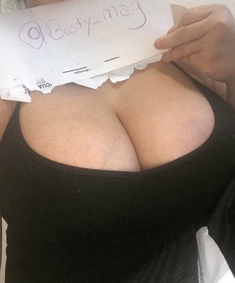 Busty Magazine ヌードモデル 画像