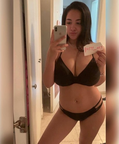 Busty Magazine 素敵なモデル 画像