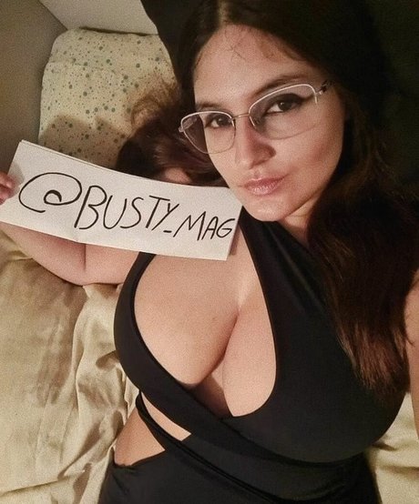 Busty Magazine HDモデル 写真