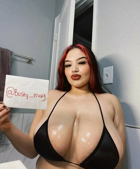 Busty Magazine アダルト女優 写真