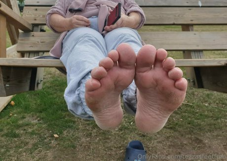tezzasfeetfree 裸のモデル 写真