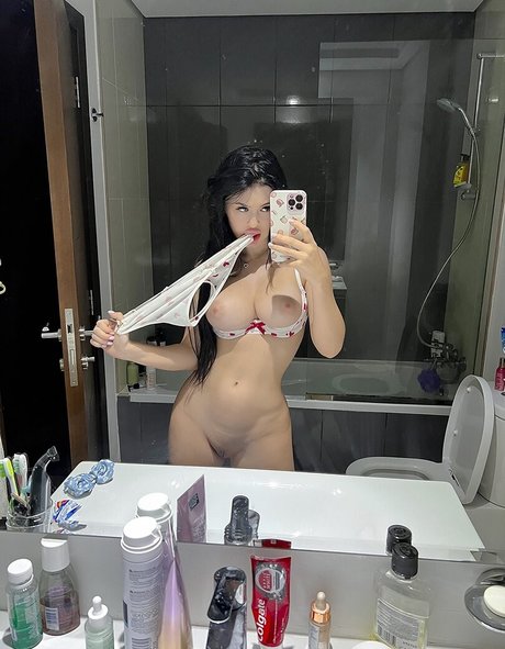 巨乳ラテン系オンリーファンズ ヌード 画像