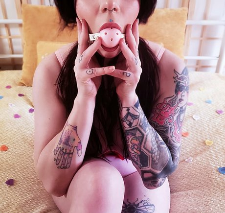 アジア人の指入れ オンリーファンズ セクシーヌード ギャラリー