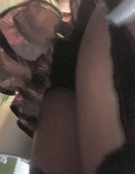 曲線美のクーガーオンリーファンズ セクシー 写真