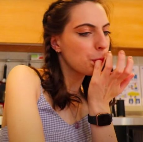 エモヌードオンリーファンズ ヌード 画像