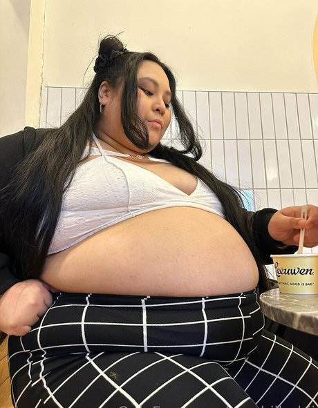 有名なレディボーイオンリーファンズ セクシーヌード 写真