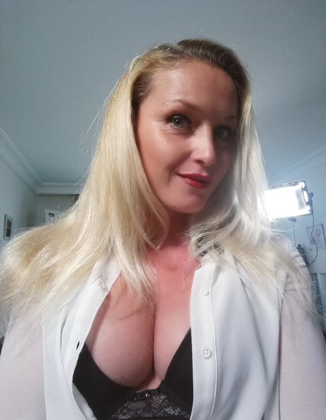 ランジェリーヌードオンリーファンズ アダルト ギャラリー