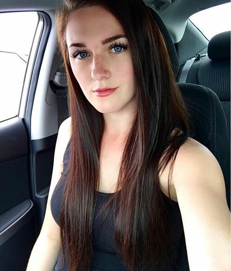 18歳のオンリーファンズ セクシー裸 写真