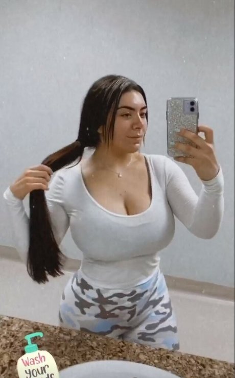 足を舐めるオンリーファンズ ヌード 写真