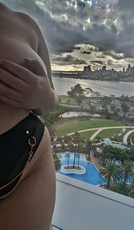 ブルネットのティーンオンリーファンズ アート裸 写真