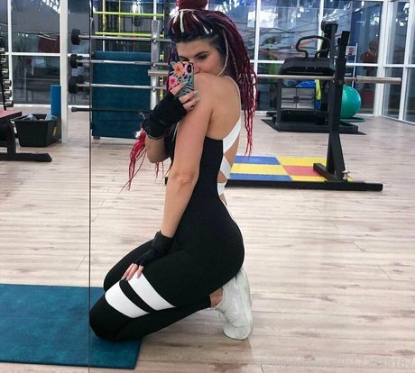 継娘オンリーファンズ 美しい裸 画像
