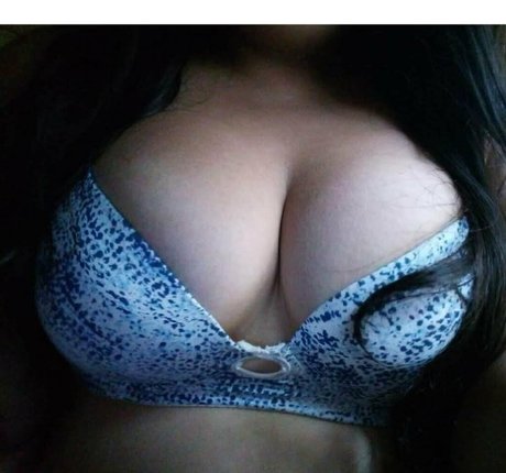 巨乳クーガーオンリーファンズ アダルト 画像