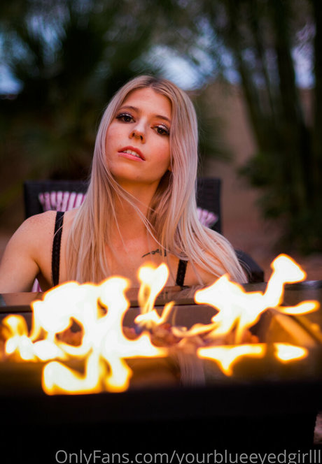 freshmanzoey18 ポルノ女優 写真