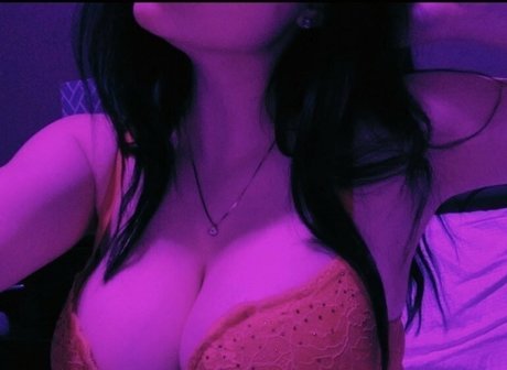 曲線美のシーメールオンリーファンズ セクシーヌード 写真