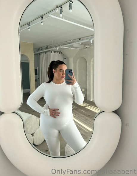 juliiaaberitttt ホットなスター 画像