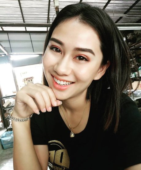 曲線美のラテン系オンリーファンズ セクシー裸 写真