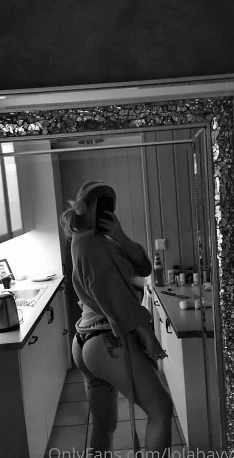金髪のホットな妻オンリーファンズ セクシー 写真