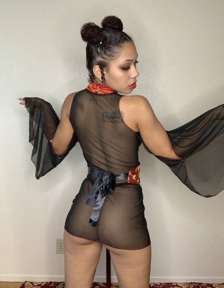 ランジェリーヌードオンリーファンズ ホットヌード 写真