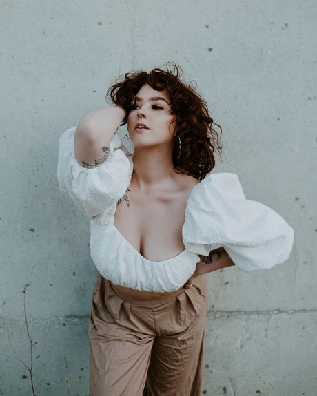 セクシーなラテン系オンリーファンズ アートポルノ 写真