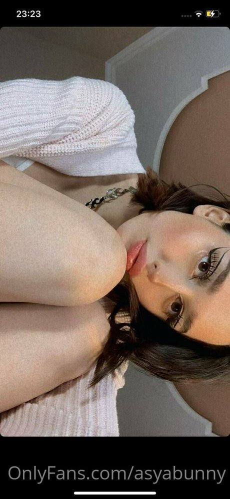 ティーンフィンガリングオンリーファンズ トップ 写真