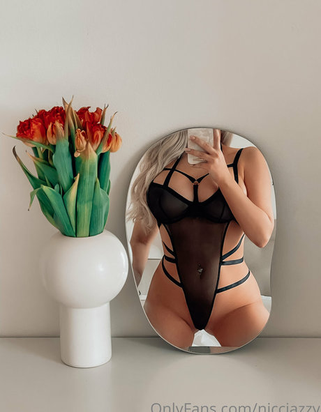 Nicci Azzy 裸のスター 写真