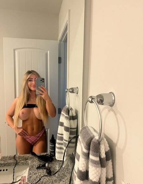 ブラックマジックオンリーファンズ セクシーヌード 写真