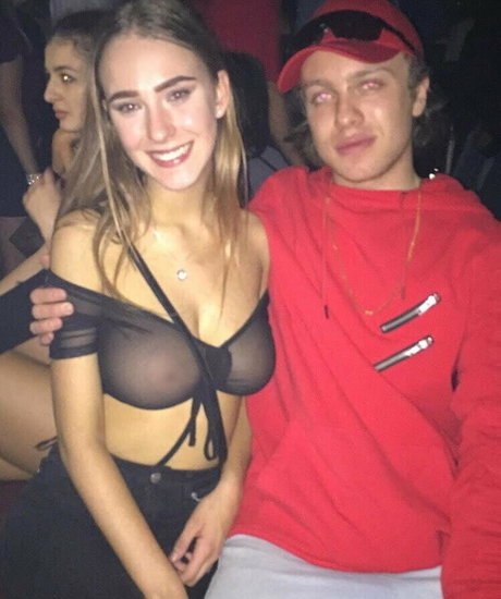 金髪巨乳オンリーファンズ 裸 写真