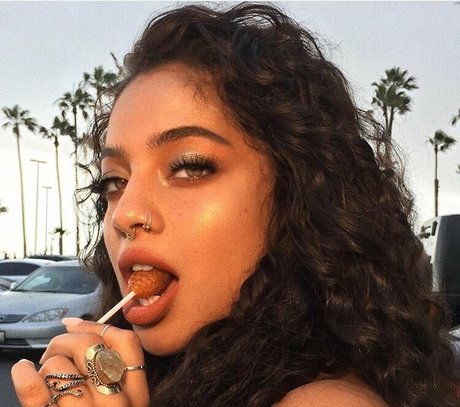 Kiana Lede 独占モデル 写真