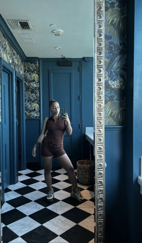 Kiana Lede xxxモデル アーカイブ