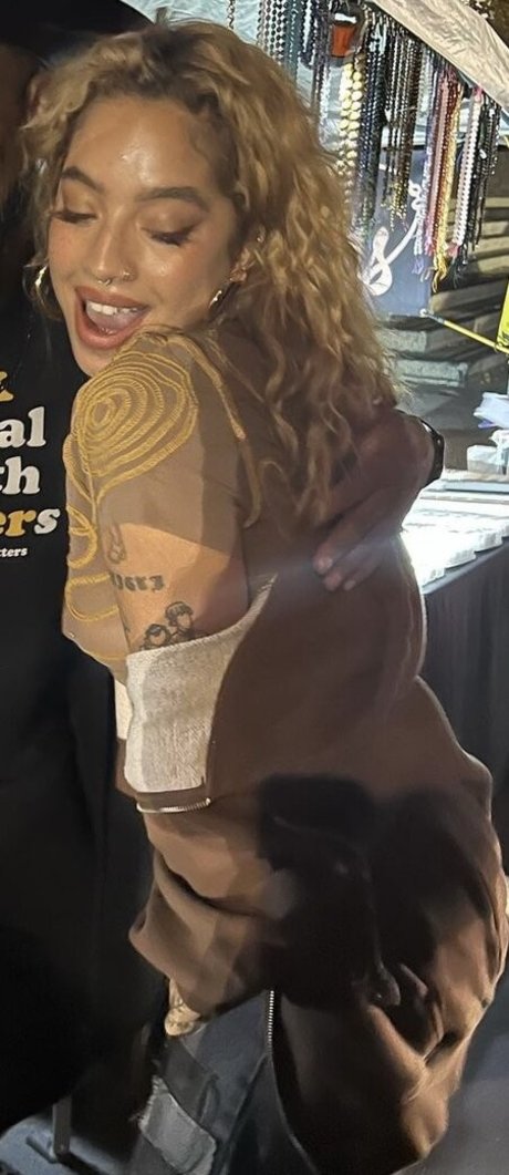 Kiana Lede 完璧なスター 写真