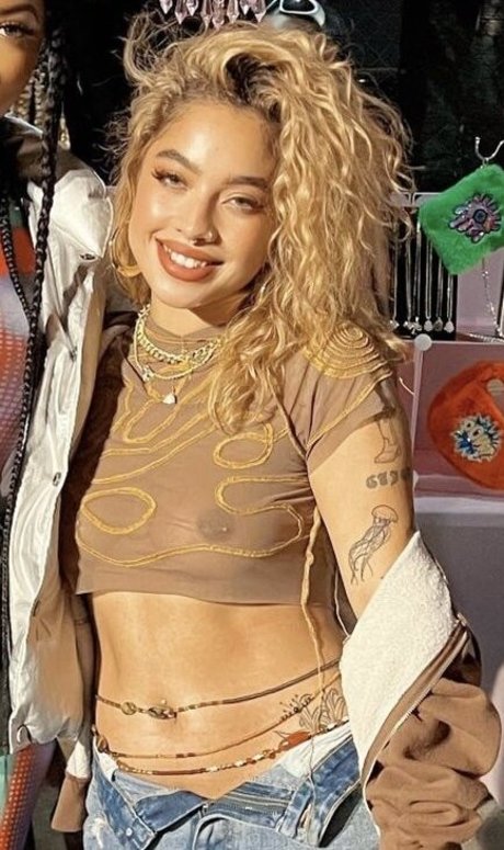 Kiana Lede 裸モデル 写真